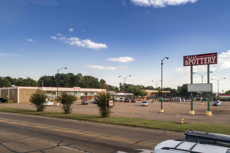 For Lease a freestanding 21,000 SF +/ building, in Texarkana, Texas