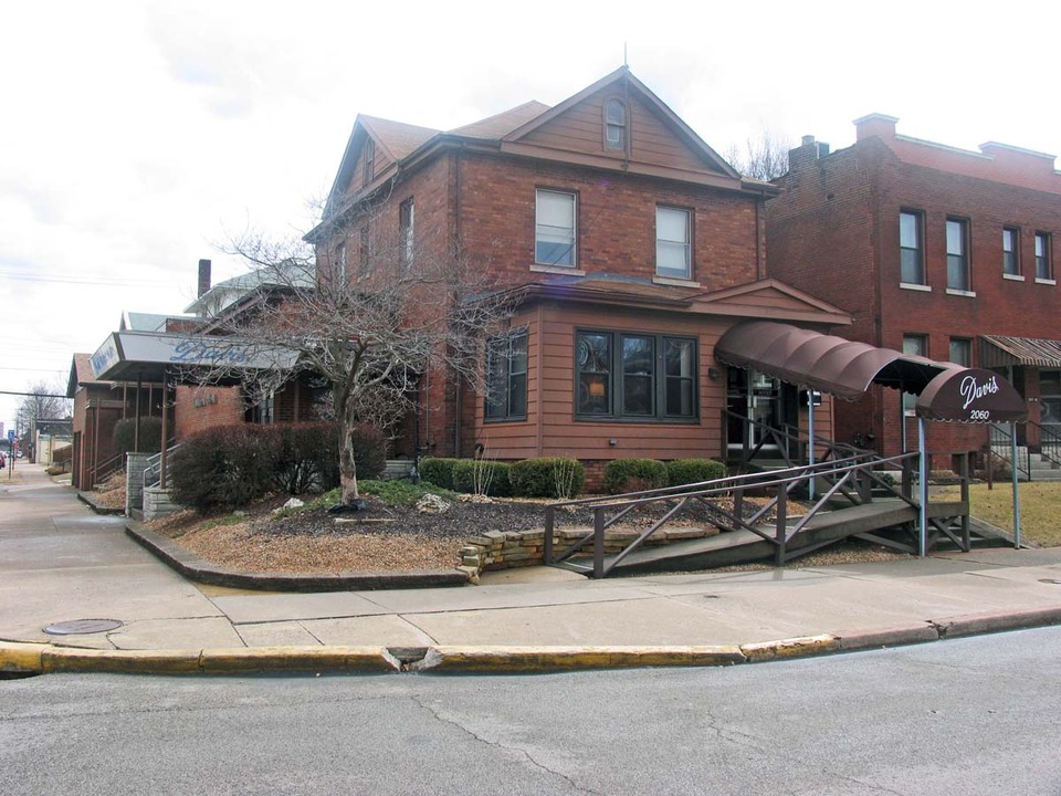 Reduced Sale Price 6 304 Sf Commercial Building On Hard Corner Granite City Il St Louis Msa Metro East Sw Illinois 2060 Cleveland Blvd Granite City Il 62040