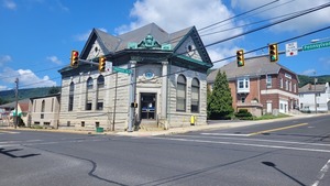 1 N Robinson Ave, Pen Argyl, PA, 18072
