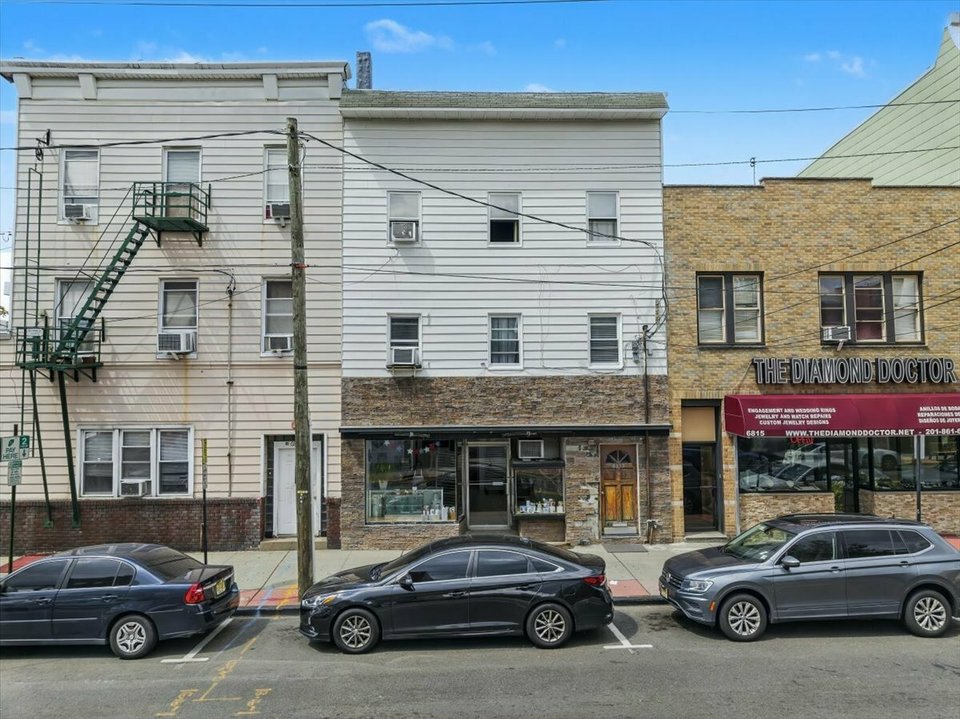 6813 Park Ave, Guttenberg, NJ, 07093