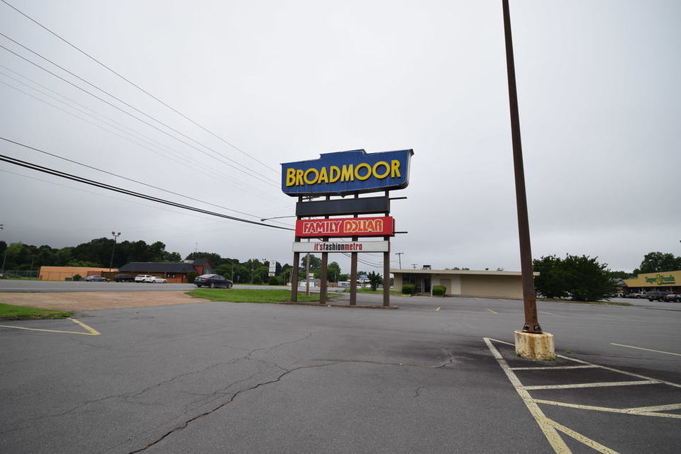 Retail for Lease Broadmoor Shopping Center 16051607 E. Harding Ave