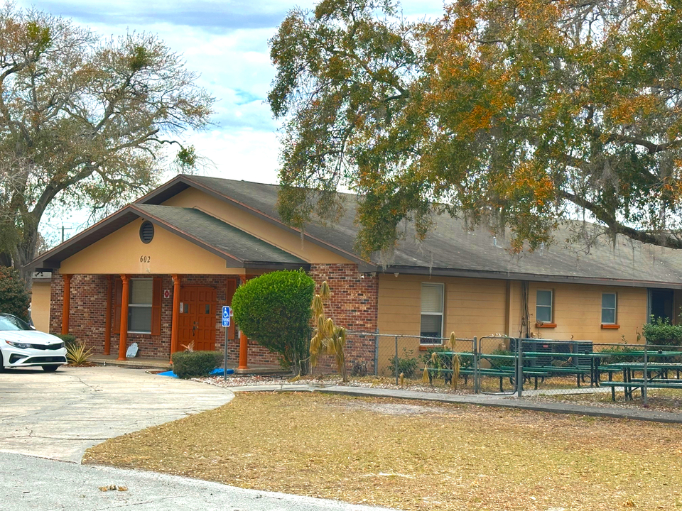 602 W Melton Ave, Auburndale, FL 33823