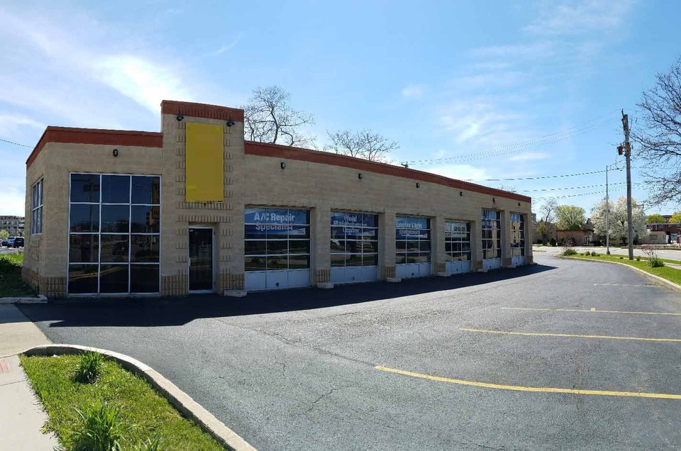 RIVER ROAD AUTO CENTER 3,622 SF Turn Key Automotive Opportunity End Cap Space A+ Prime