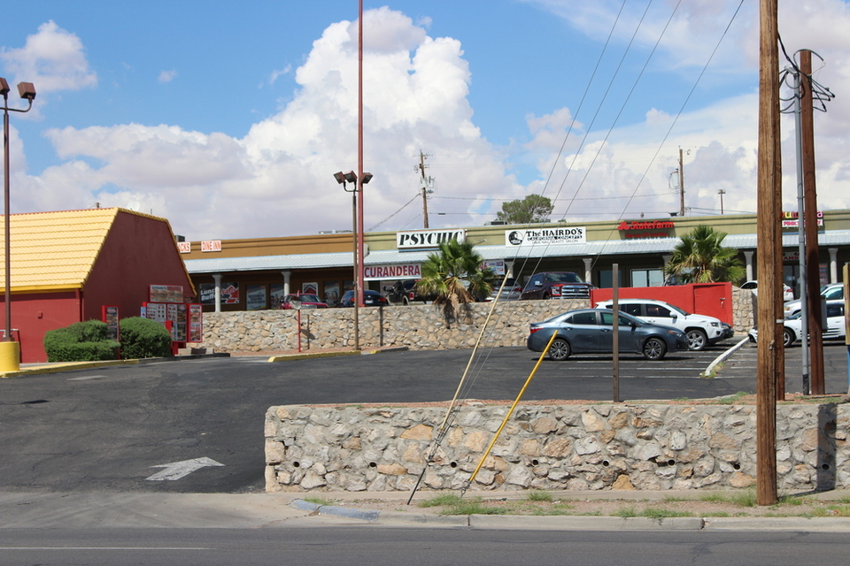 2 Units For Lease in busy shopping center 1212 N Yarbrough, El Paso