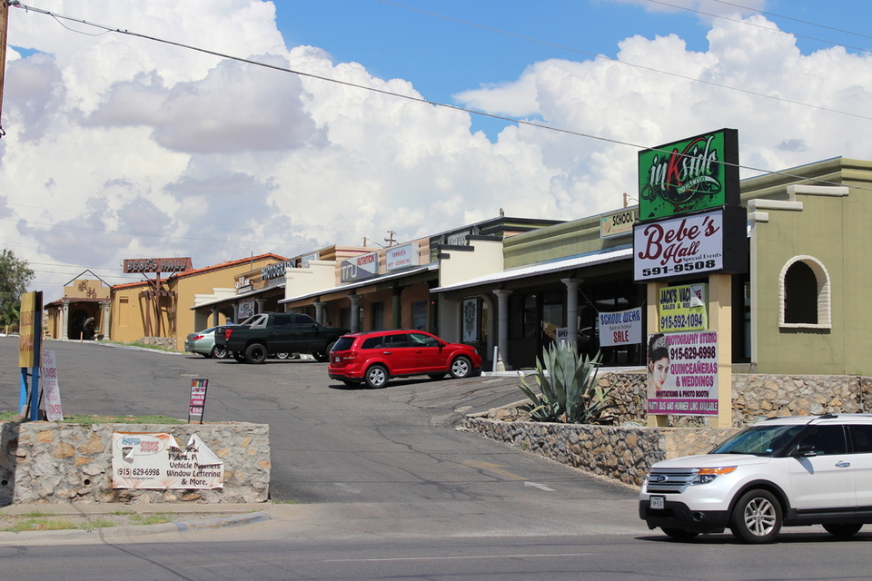 2 Units For Lease in busy shopping center 1212 N Yarbrough, El Paso
