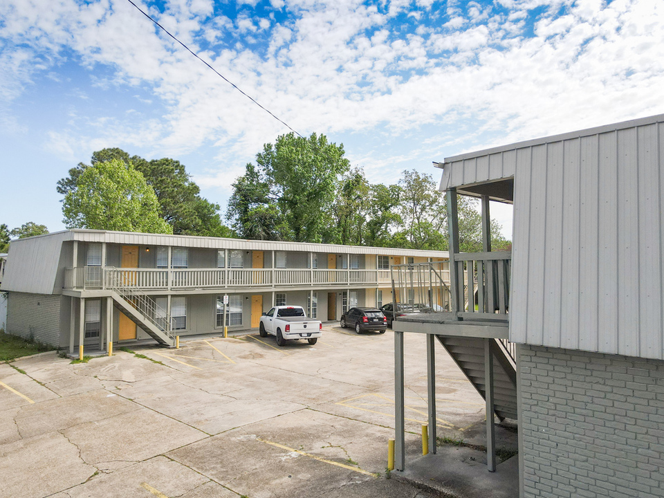 Renovated 22unit Complex in Melrose East 1034 North Donmoor Avenue